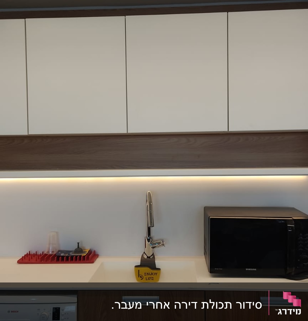 מטבח עם ארונות לבנים, מיקרוגל וכיור